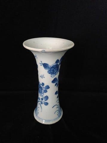 18e-eeuws Chinees blauw-wit miniatuur bekervaasje (Gu-vorm)