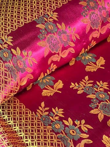 **Damastzijden bedsprei in goud- en granaatkleur met