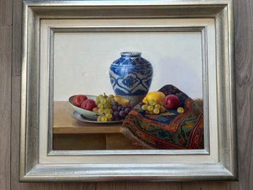 E P Moleveld ( 1946) - Stilleven met vaas en fruit, Antiek en Kunst