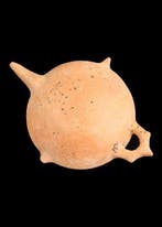 Amlash Terracotta Kom met schenktuit en lusvormig handvat