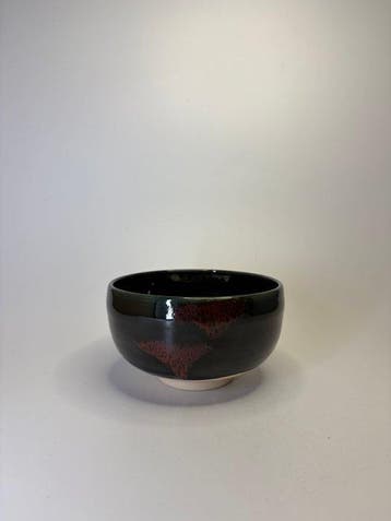 Japanse Diepgroene Glazuurde Chawan – Rode Spetterpatroon