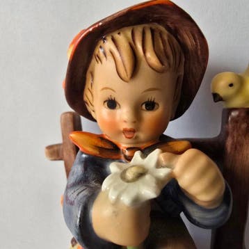 Goebel - Figurine - Hummel #174 - She Loves Me, She Loves Me