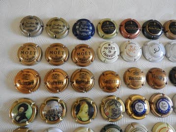 Collection de capsules de champagne