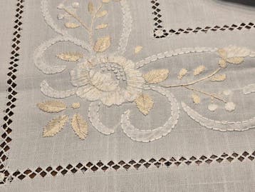 Tafelkleed (13) - 265 cm - 175 cm - Grote handborduursels