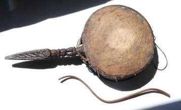 Tambour portable du chamane Denguru Tamang, finement