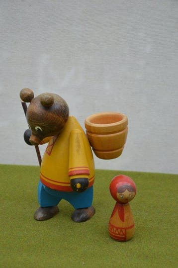 Figuur - Oude houten Russische beer van het verhaal Masha en