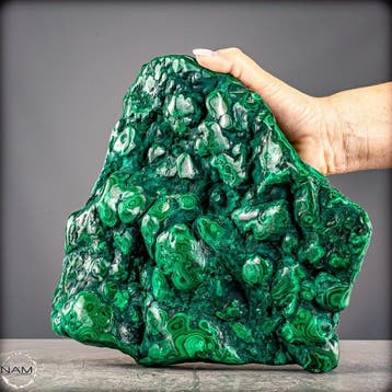 Malachiet vrije vorm – expressieve natuurkunst in intens