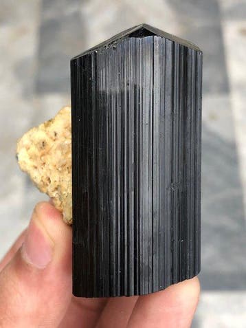 Schorl Kristal - Hoogte: 57 mm - Breedte: 28 mm - 126 g -