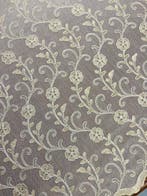 Fijn tuleweefsel in linnenmengsel met borduursel -