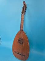 Antike Lautengitarre – Laute mit geschnitzter Rosette –