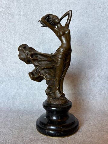 Statue, “Wervelende Jurk” 24.5 cm - 24.5 cm - Bronze, Marbre, Antiquités & Art