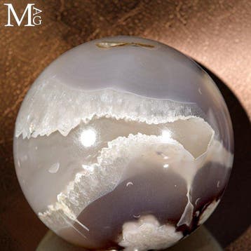Sphère dagate translucide avec quartz cristallin cristaux