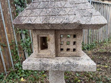 Tuinlantaarn met een ongewone vorm, type met rieten dak -