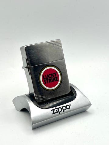 Zippo - Lucky Strike 1935 Replica Brushed Chrome - Limited, Verzamelen, Nieuw