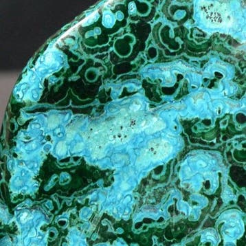 Malachite polie avec chrysocolle Spécimen - Hauteur : 9 cm -
