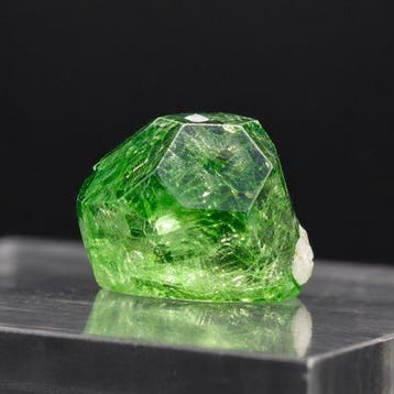 Buitengewoon natuurlijk TSAVORITE-kristal • 0.90 ct •, Verzamelen