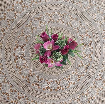 Belle nappe ronde avec une broderie faite à la main. - Nappe