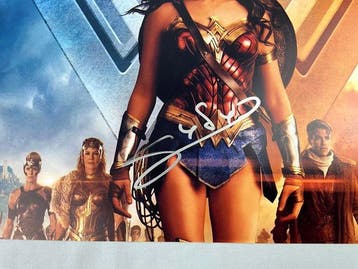 Gal Gadot - signed photograph - 8 x 10 inch - Wonder Woman