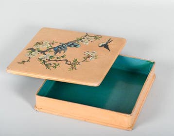Mooie vintage handbeschilderde sierdoos met vogels en