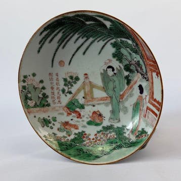 Een Wucai Figural and Poem schotel - Porselein - Azië -