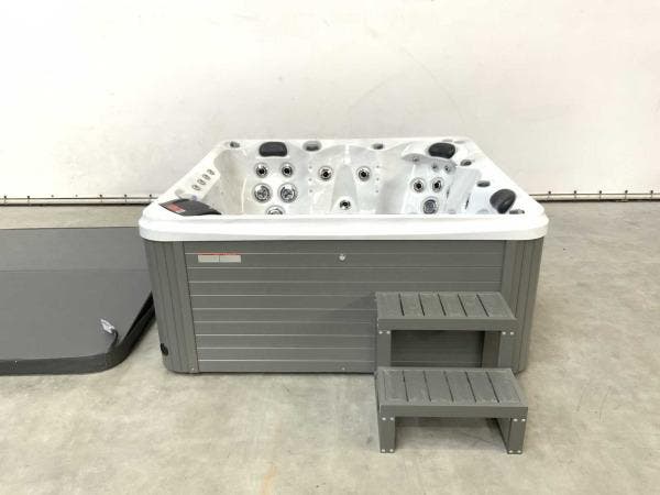 Veiling - RTE Jacuzzi london met nordic isolatie (5 personen, Tuin en Terras, Bubbelbaden en Hottubs, Nieuw