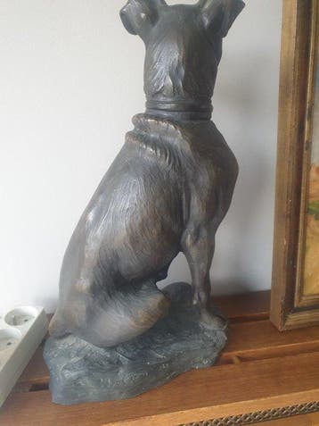 Beeldje - Statuette of a dog with bronze effect - Keramiek, Antiek en Kunst
