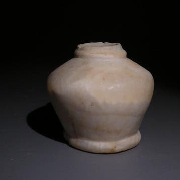 Égypte ancienne Albâtre Kohl Jar. 4,7 cm H. Nouvel Empire,
