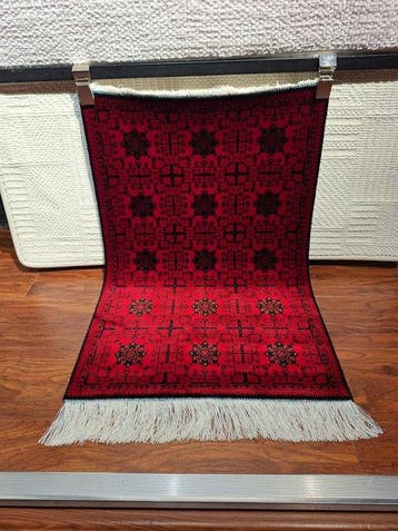 Tapis luxueux en modal et soie rouge et noir à motifs, Maison & Meubles, Ameublement | Tapis & Moquettes