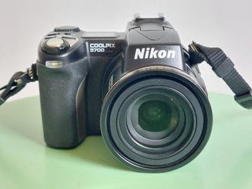 Nikon COOLPIX 5700 & Accessories (MB-E5700 & HR-E5700)