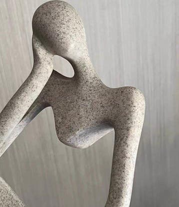 Hars, Abstracte Zittende Figurabeeldhouwwerk Beeld - 22 cm