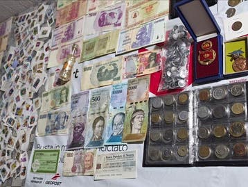Wereld. Collection of coins, banknotes and stamp (Zonder