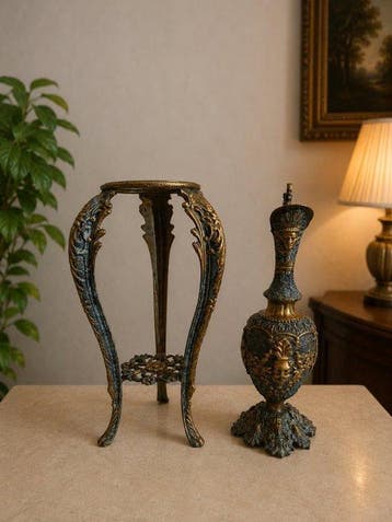 Decoratief ornament (2) - Spanje - Amfoor met standaard