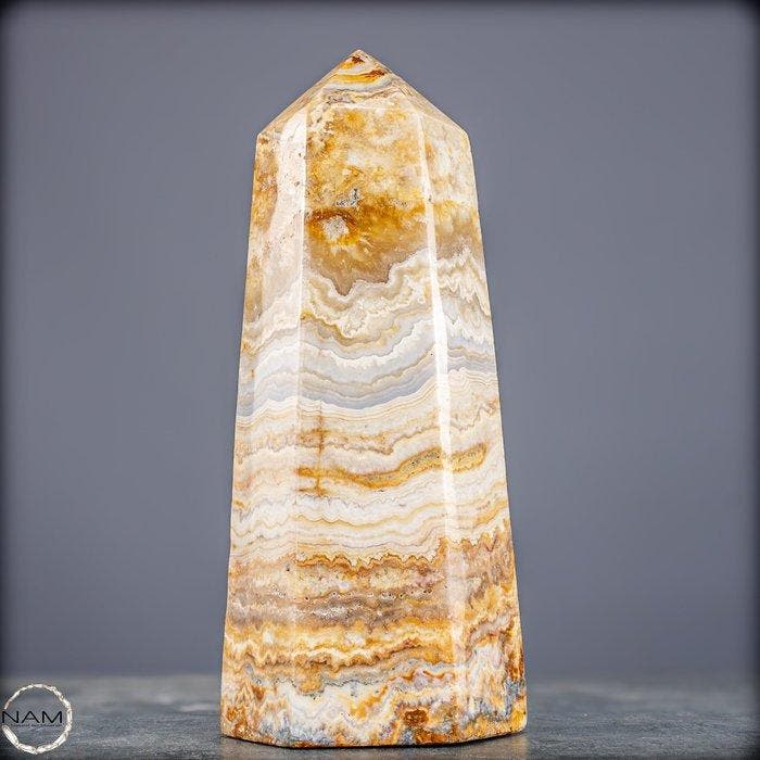 Natuurlijke witte agaat-obelisk – Rustige elegantie in, Verzamelen, Mineralen en Fossielen