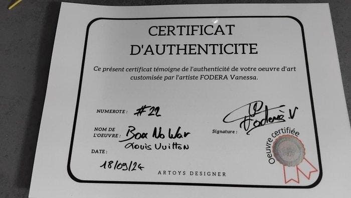 Vanessa Fodera (1981) - Louis Vuitton - Love Box War, Antiquités & Art, Art | Objets design