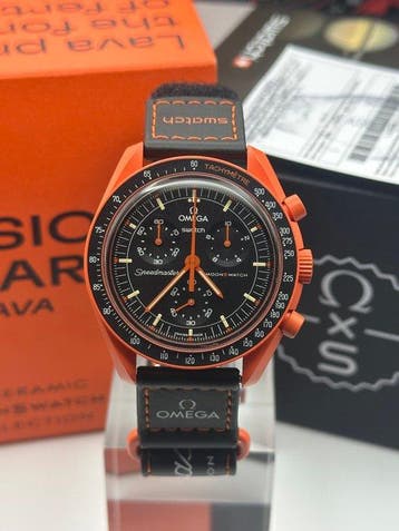 Omega x Swatch - Mission on Earth - Lava - Sans prix de, Bijoux, Sacs & Beauté
