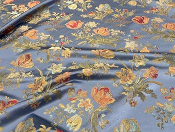 Bloemenjacquardweefsel op een poederblauwe achtergrond. -, Antiek en Kunst