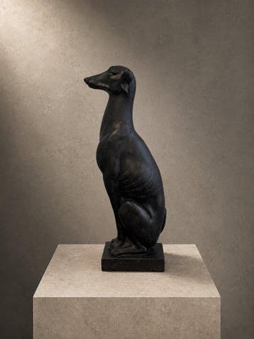 sculptuur, Statige zittende windhond op sokkel – elegante, Antiek en Kunst