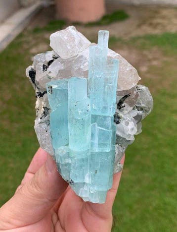 Aquamarijn kristalcluster - exemplaar met kwarts,, Verzamelen, Mineralen en Fossielen