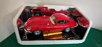 Bburago 1:18 - Voiture miniature - Jaguar E-Type Coupé