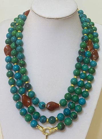 Chrysocolla (Eilatsteen) en Karneool, geslepen met het