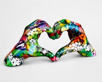 Oliver Klapp (XX) - sculptuur, Street Art Heart Hands