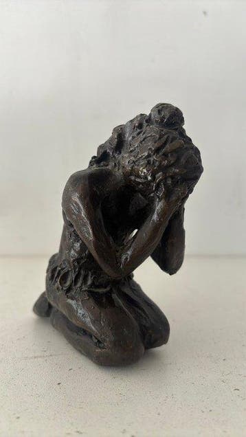 R. Tarnas (XX) - Expressieve bronzen sculptuur van een