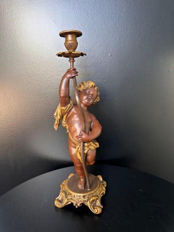 Candélabre Bougeoir en métal composé antique avec des putti.