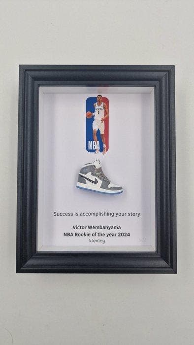 Lijst- Mini Sneaker AJ1 Air Jordan 1 X Dior X Wemby Victor, Antiquités & Art, Art | Objets design