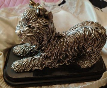 Figure - Yorkshire terrier con fiocco color oro su base di