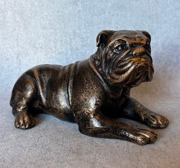 Beeld, Liggende Bull Dog 27 cm / 3.1 kg (Zonder