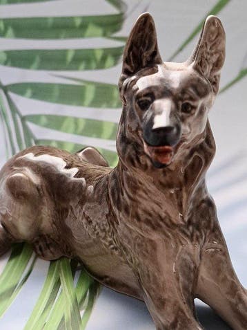 Lomonosov - Beeldje - Reclining German Shepherd - Porselein