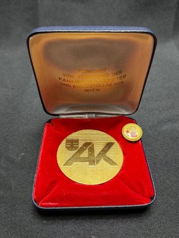 Penning - Austria Collection 4 Medals & Pins AK Wien &