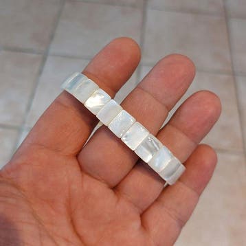 Witte parelmoer uit Oceanië. Een armband van uitstekende