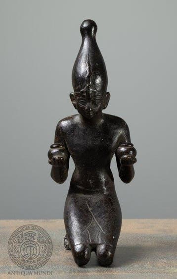 Replica van een Oud-Egyptiër Brons Knielende offerkoning met